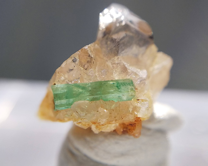ミニチュア エメラルド on クォーツ 緑柱石 水晶 結晶 原石 標本 アフガニスタン産 約3.90ct 10の画像2
