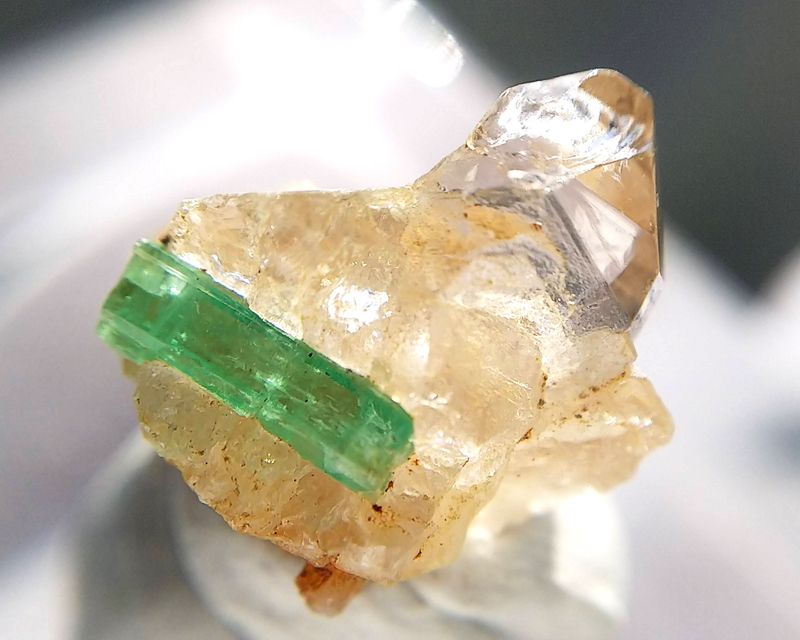 ミニチュア エメラルド on クォーツ 緑柱石 水晶 結晶 原石 標本 アフガニスタン産 約3.90ct 10の画像1