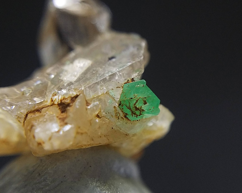 ミニチュア エメラルド on クォーツ 緑柱石 水晶 結晶 原石 標本 アフガニスタン産 約3.90ct 10の画像9
