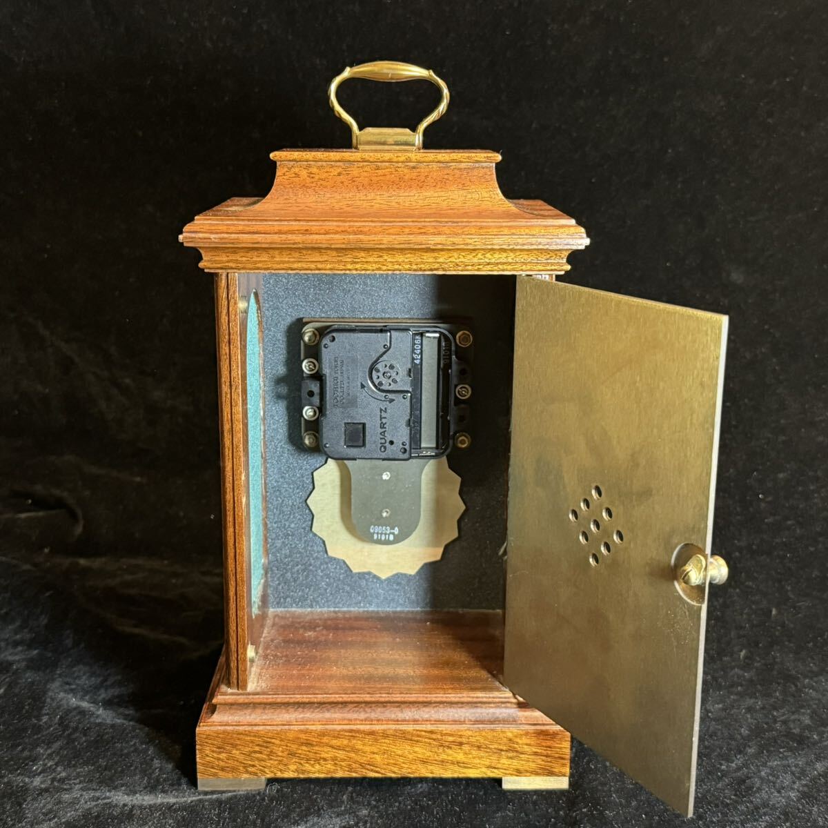 KNIGHT&GIBBINS LONDON 置時計 木製 面取りガラス クオーツ Made in England アンティーク ヴィンテージ 置き時計 ムーンフェイズの画像4
