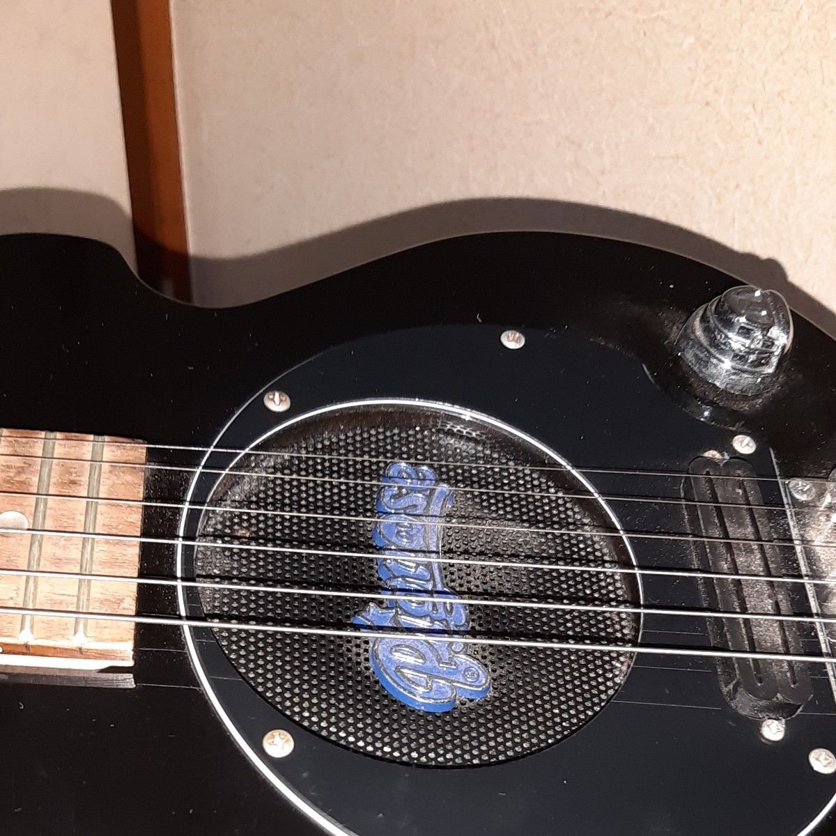 ピグノーズ　PIGG-200 BK エレキギター　替弦、シールド付 ミニギター アンプ内蔵ギター