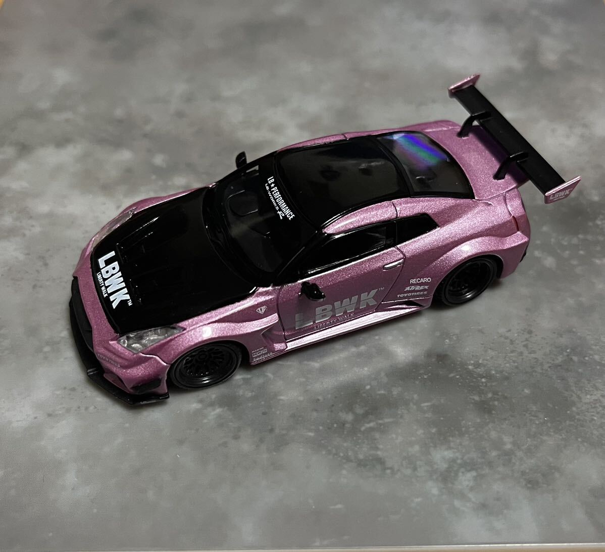 MINI GT リバティーウォーク R35 Passion Pink RHDの画像1