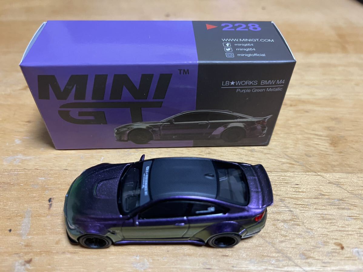 MINI GT リバティーウォーク BMW M4 LHD パープルグリーンメタリックの画像1