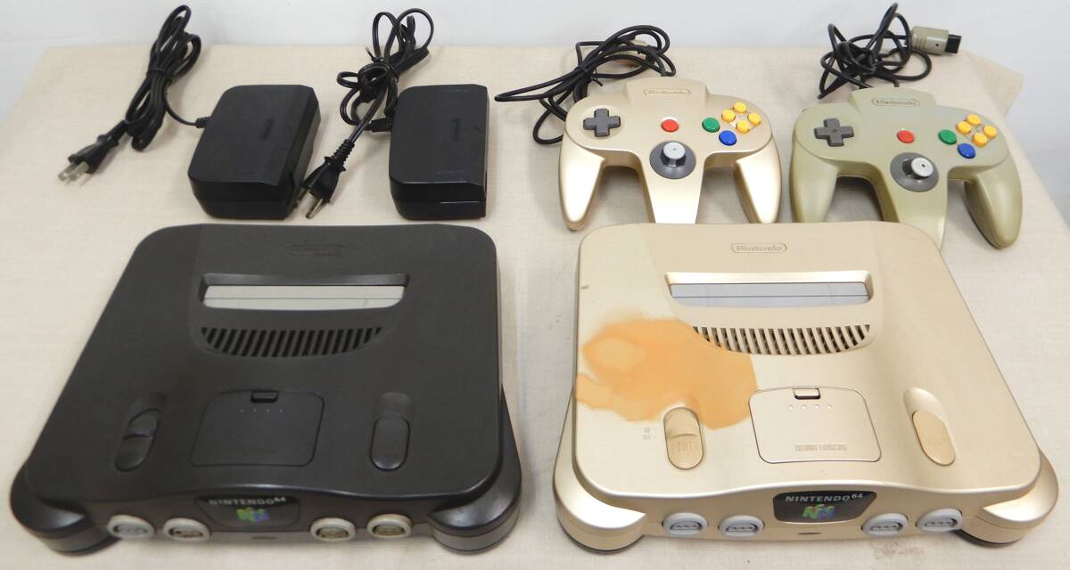 メモリー拡張パック付/KS192/NINTENDO64 本体 2台(ブラック,ゴールド) + コントローラーx2 + ACアダプターx2 セット/NUS-001 現状品/任天堂の画像1