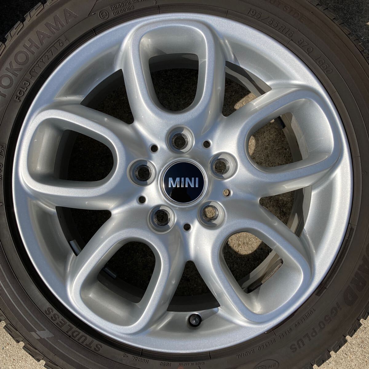 【ガリ傷無し綺麗】BMW ミニ MINI ループスポーク494 F55 F56 純正 6.5J +54 PCD112 4本 6855103 アルミホイール スタッドレス 195/55R16の画像3