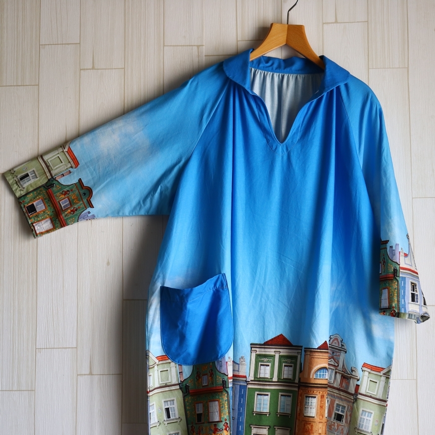 丸襟ギャザーワンピース ポケット付き 青空とヨーロッパの街並み ブルー 大きいサイズ ハンドメイドの画像2