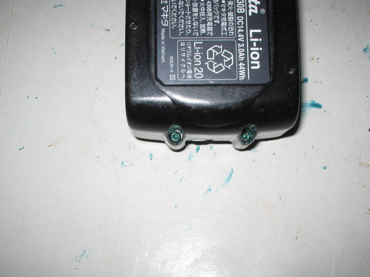 マキタBL1430B　Li-ion電池（中古、充電ＯＫ）14.4V/3Ah 残量表示有り。全灯します。_ペイントロックしています。