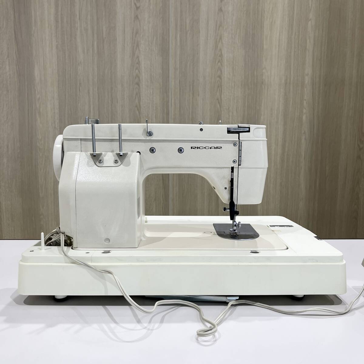 NA4959 通電確認 リッカー ミシン RZ-550 フットペダル付き ケース入り 裁縫 手芸 ハンドクラフト 手作りカバン 検Kの画像3