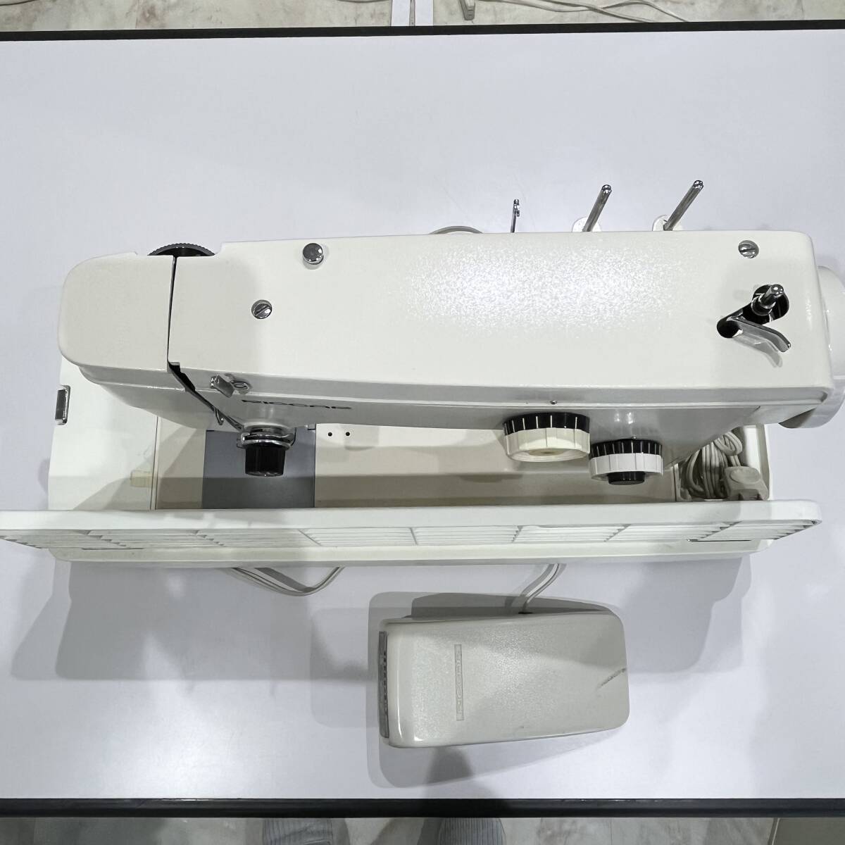 NA4959 通電確認 リッカー ミシン RZ-550 フットペダル付き ケース入り 裁縫 手芸 ハンドクラフト 手作りカバン 検Kの画像4