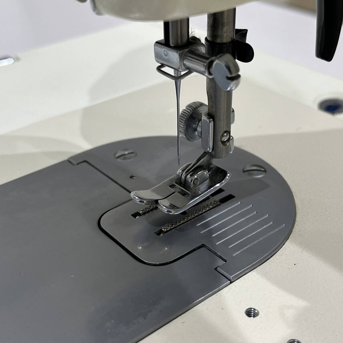NA4959 通電確認 リッカー ミシン RZ-550 フットペダル付き ケース入り 裁縫 手芸 ハンドクラフト 手作りカバン 検Kの画像5