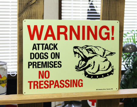セキュリティ サインプレート インテリアプレート 看板 番犬注意 アメリカン おしゃれ 壁 飾り 面白い かっこいい 蓄光 WARNING DOG_画像2