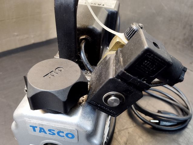 【A-1640】TASCO オイル逆流防止弁付小型高性能シングルステージ真空ポンプ TA150RA 通電確認済の画像8