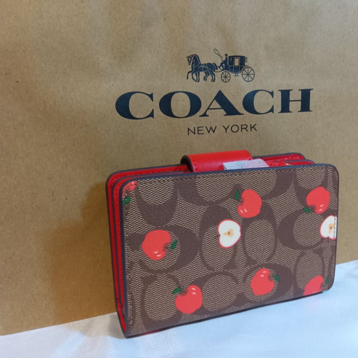 coach コーチ 2つ折り財布 りんご柄|Yahoo!フリマ(旧PayPay coach コーチ 2つ折り財布 りんご柄|Yahoo!フリマ(旧PayPay