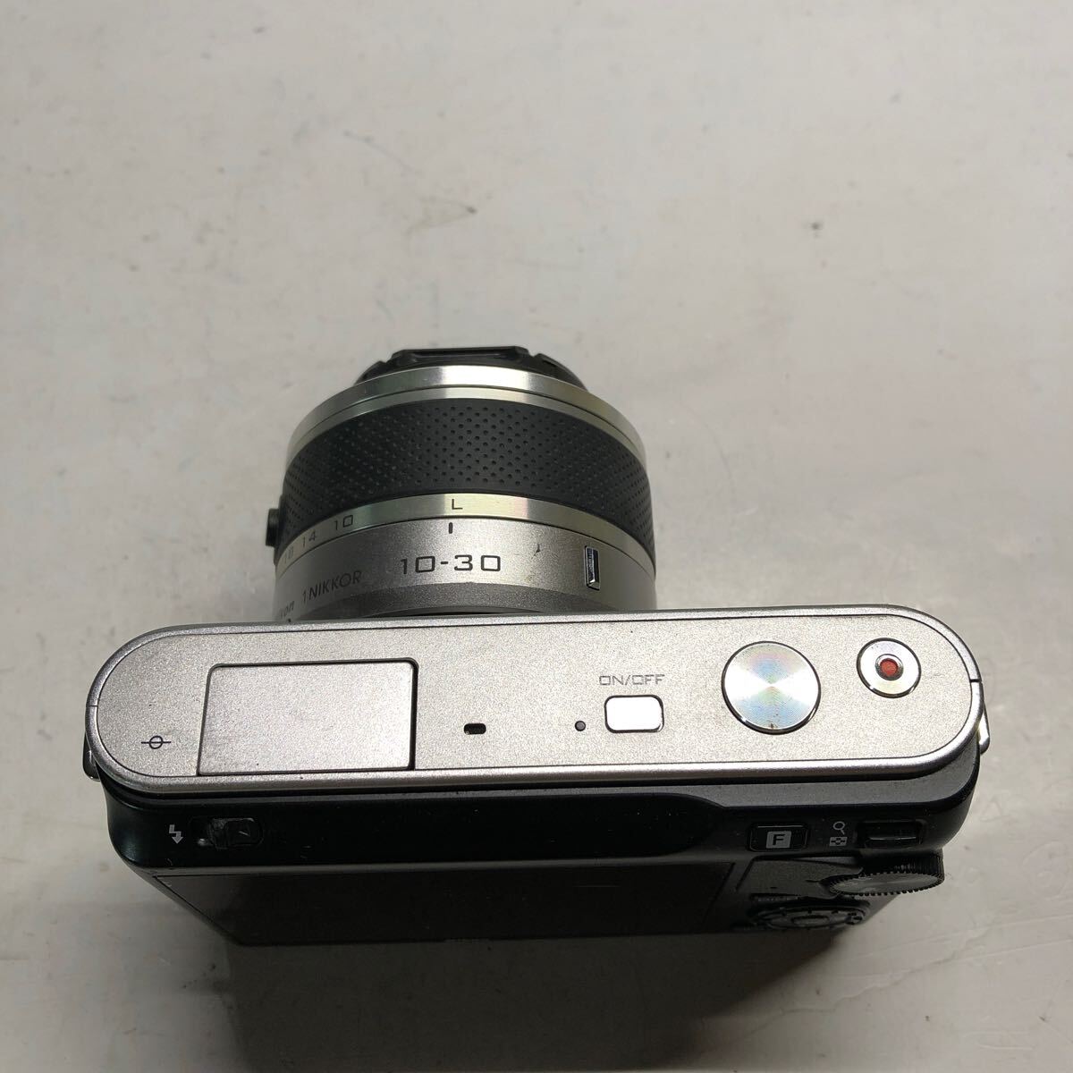 Nikon 1 J1 レンズキット ミラーレス一眼カメラ /1の画像1