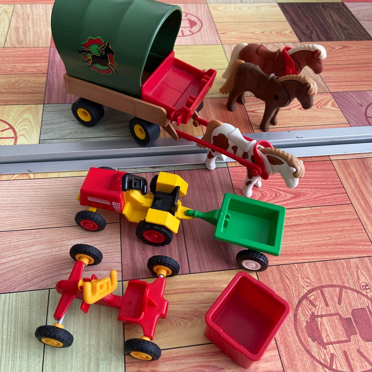 中古プレイモービル カントリーアクセサリー ポニーの馬車、トラクター、ゴーカート ミニチュア playmobil yoru!の画像1