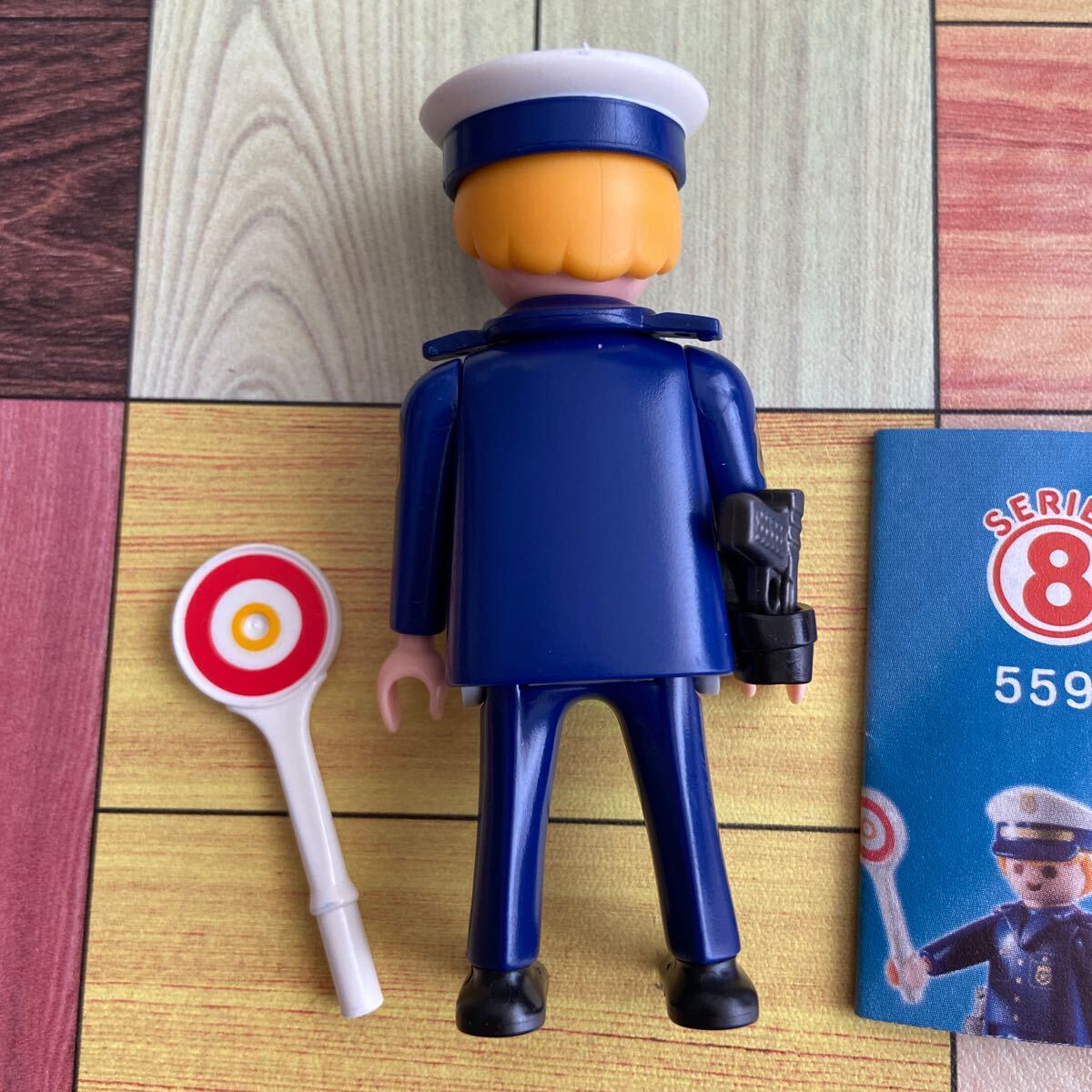 新品プレイモービル figures シリーズ8 警察官　ドールハウス　ミニチュア　Kindly search playmobil yoru!_画像2