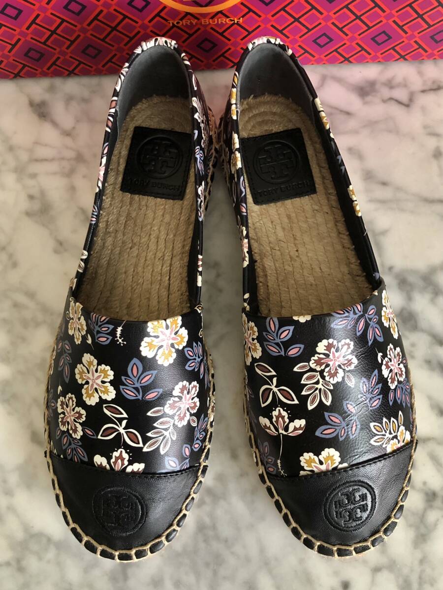 新品【TORY BURCH／トリーバーチ】ロゴ入り/花柄黒レザー/エスパドリーユ/スリッポンシューズ （US・7.5Ｍ／24.5cm）#314_画像2