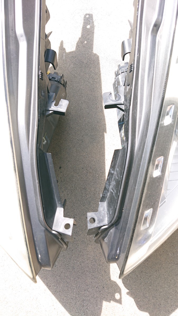 日産 フェアレディZ Z34 ヘッドライト 実動品 点灯確認未 車検用 加工用 レンズワレ有り 取り付けステー破損無し_画像4