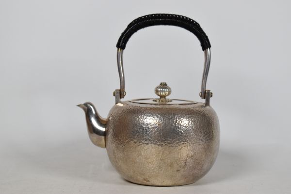 純銀 鎚目 平丸形 銀花蕾摘　煎茶 湯沸 銀瓶 箱付　重量約284.18ｇ