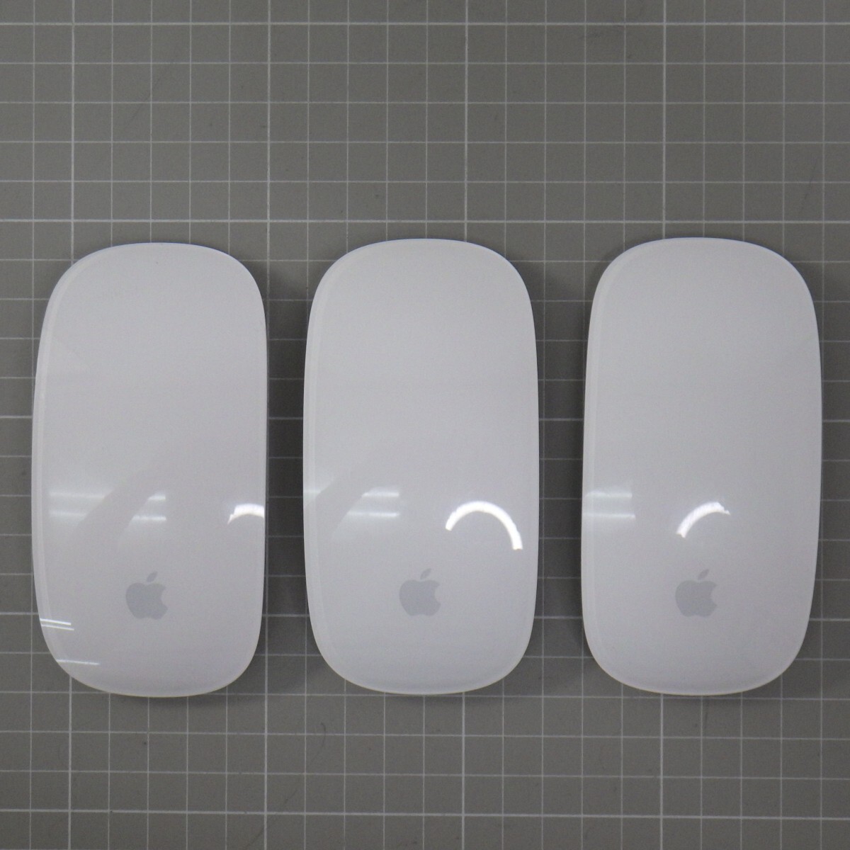 アップル A1296 マジックマウス まとめて3点セット/Apple Magic Mouse/マック用 ワイヤレス Mac Bluetooth/通電確認済み　L_画像1