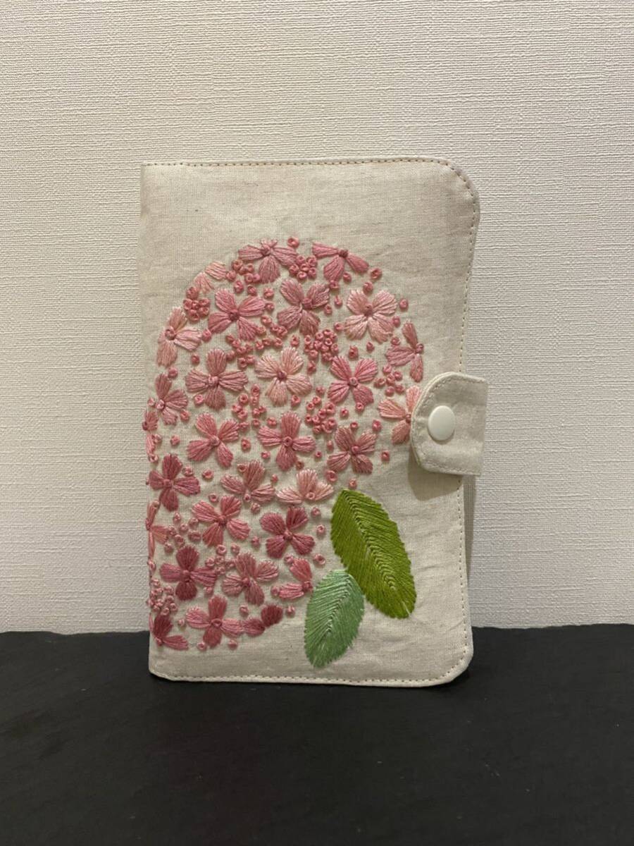 ☆ハンドメイド ☆マルチケース No 1 お薬手帳入れ 通帳入れ 母子手帳入れ プレゼント 手刺繍 花 リネンの画像1