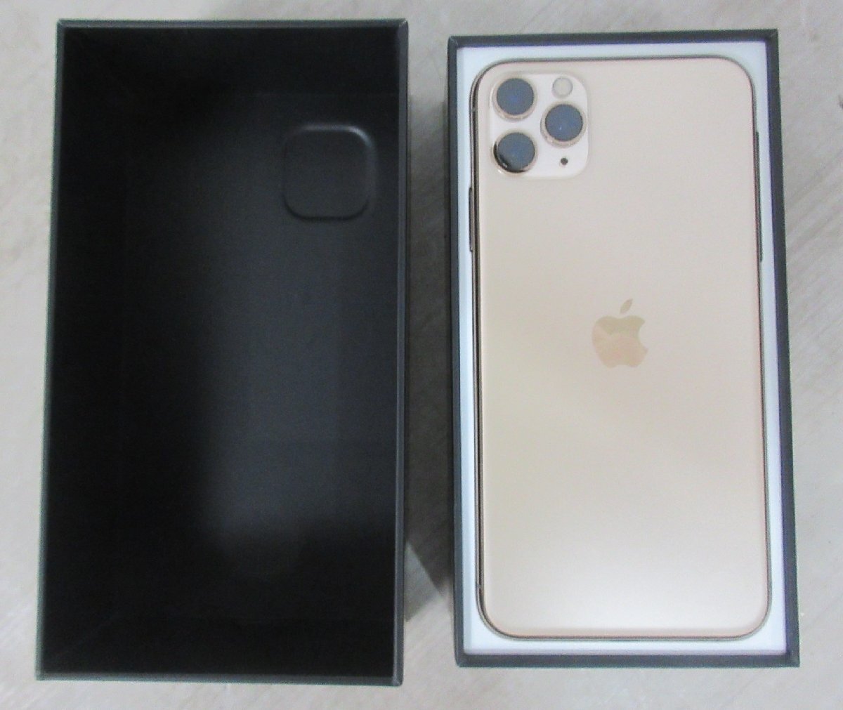 4916 中古美品！Apple iPhone 11 Pro MaX 64GB 6.5インチ 12MP超広角カメラ 耐水・防水 顔認証 NWHG2J/Aの画像4