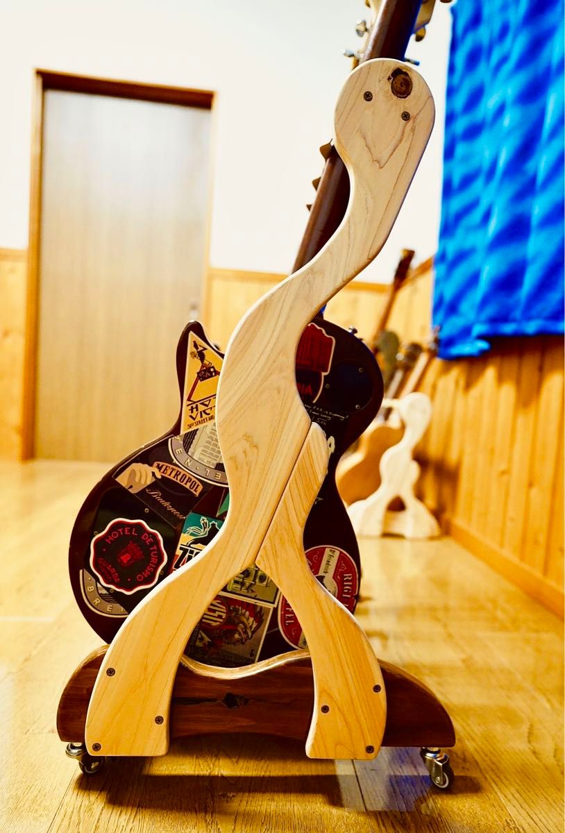 【24時間以内に発送】手作り木工　木製ギタースタンド （ニス仕上げ）キャスター、転倒防止ベルト