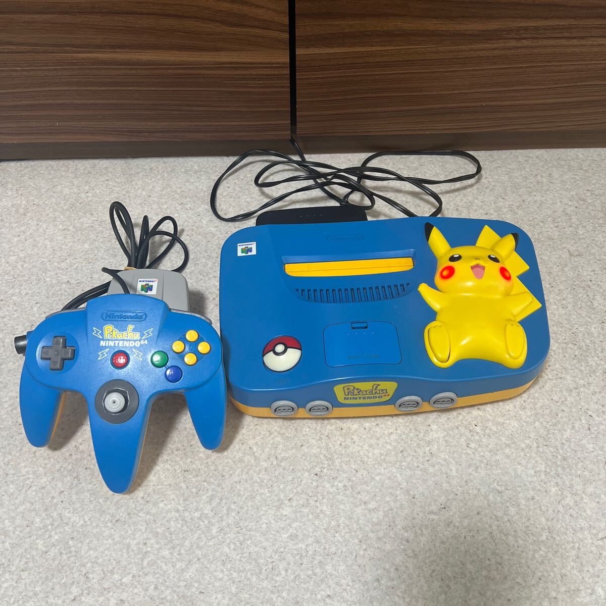 NINTENDO64 Pikachu NUS-101(JPN)ピカチュウ本体 コントローラ アダプター 任天堂64の画像1