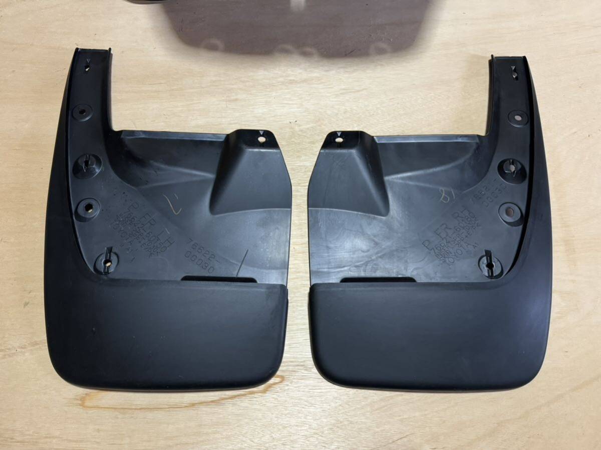 美品 150 プラド 純正 マッドガード 泥除け 一台分 76621-60180 美品 150 プラド 純正 マッドガード 泥除け 一台分 76621-60180