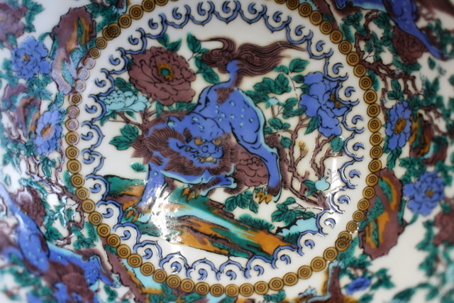 653/ used / Kutani Kutani .. middle pot ( deep plate ) diameter approximately 16.5cm height :6cm. pattern : Tang lion. phoenix 