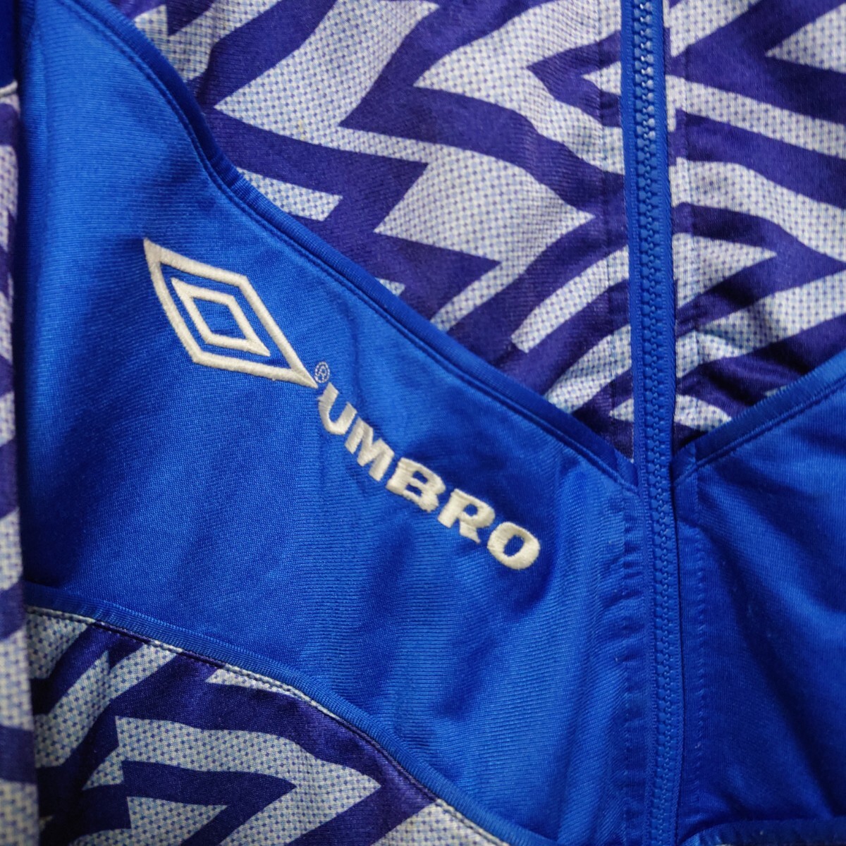 UMBRO Umbro 90s jersey jersey . hand geometrical pattern embroidery Logo one point thing 