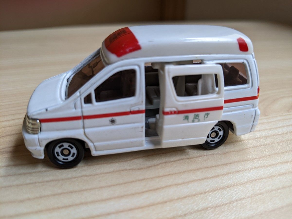 トミカ TOMICA　救急車　はしご付き消防車 NISSAN ELGRAND 1998　HINO FIRE TRUCK 2002