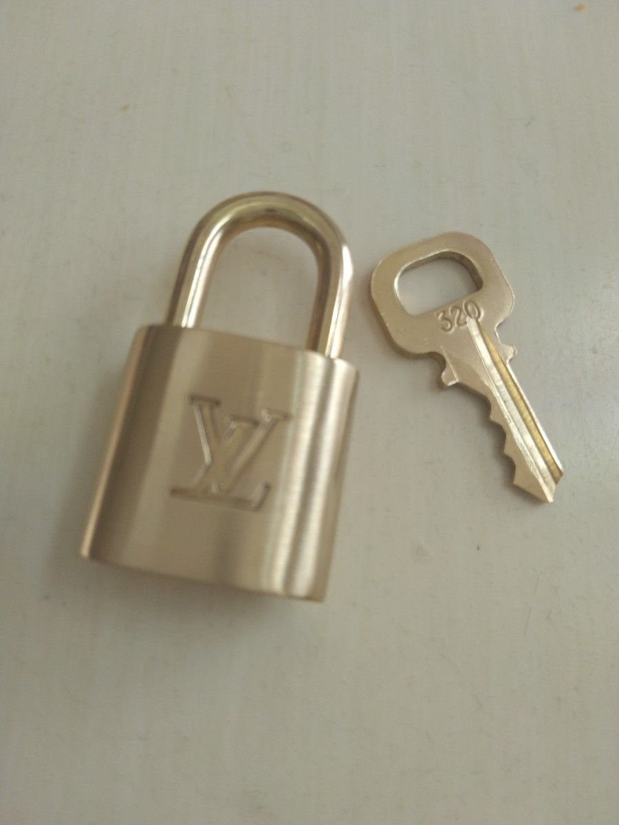 ルイヴィトン320　パドロック　カデナ　南京錠　鍵付　ゴールド色キーホルダー　かなり美品