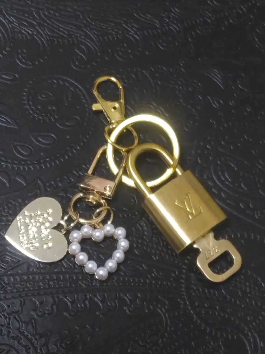 ルイヴィトン337 カデナ 南京錠 鍵 付き　ゴールド色　キーホルダー 　メタル　ダブルハートチャーム 