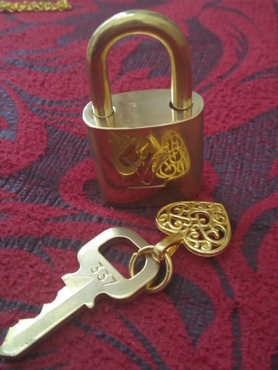 ルイヴィトン337　パドロック　カデナ南京錠　鍵付き　ゴールド色　ペンダントネックレス　アクセサリー　　超美品　プレゼント付き