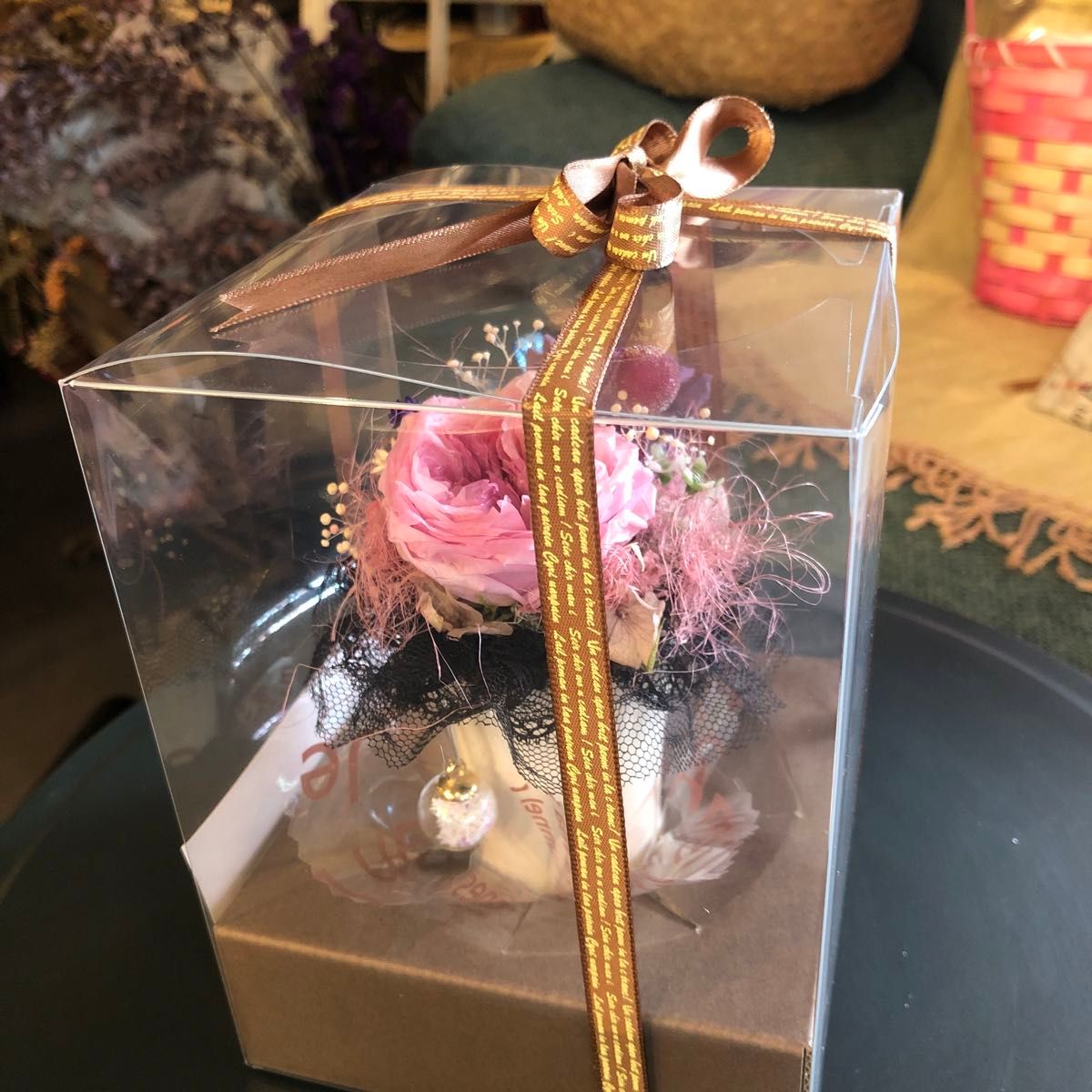 プリザーブドフラワーアレンジメント　母の日贈り物　紫バラとブラックレース　ガラス玉のような飾り　クリアケース入り　母の日カード付き