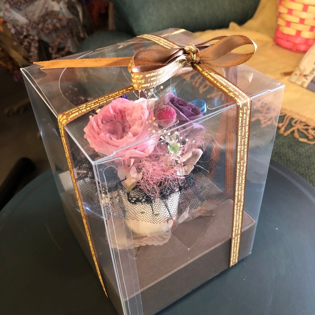 プリザーブドフラワーアレンジメント　母の日贈り物　紫バラとブラックレース　ガラス玉のような飾り　クリアケース入り　母の日カード付き