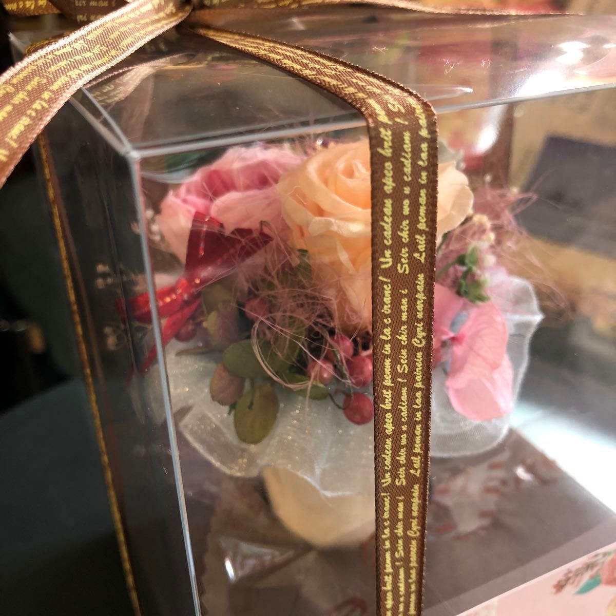 プリザーブドフラワー 母の日贈り物　プリザーブドアレンジメント　母の日カード付き　かすみ草 薔薇