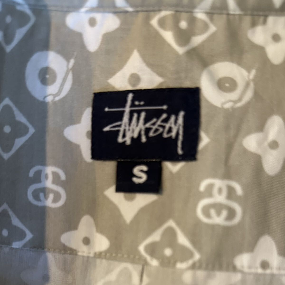 激レア！未使用stussy ルイヴィトン モノグラム パロディ 半袖シャツ グレー色 Sサイズ_画像4