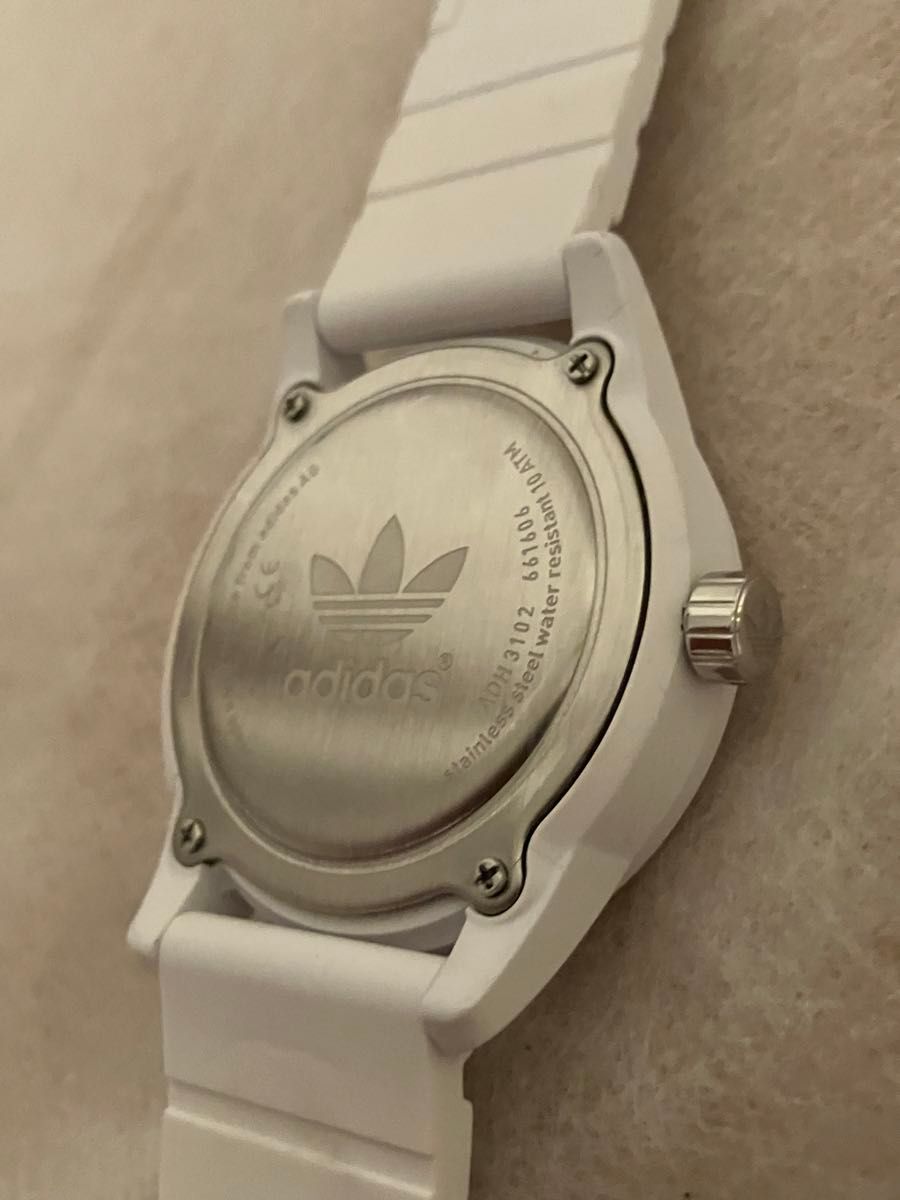 値下げ 稼働★美品★adidas アディダス ホワイト腕時計型番:ADH3102ケースサイズ：縦幅約51mm 横幅約44mm