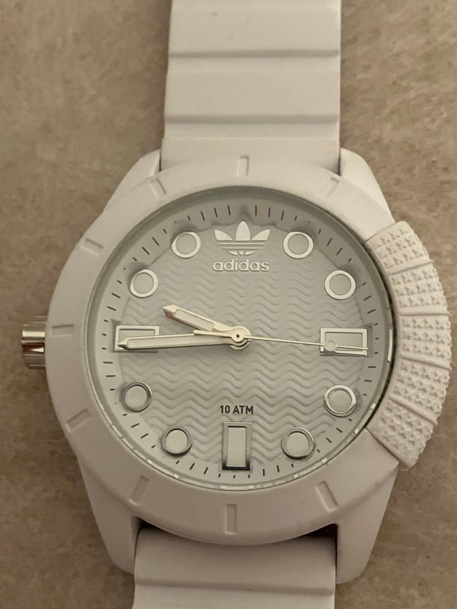 値下げ 稼働★美品★adidas アディダス ホワイト腕時計型番:ADH3102ケースサイズ：縦幅約51mm 横幅約44mm