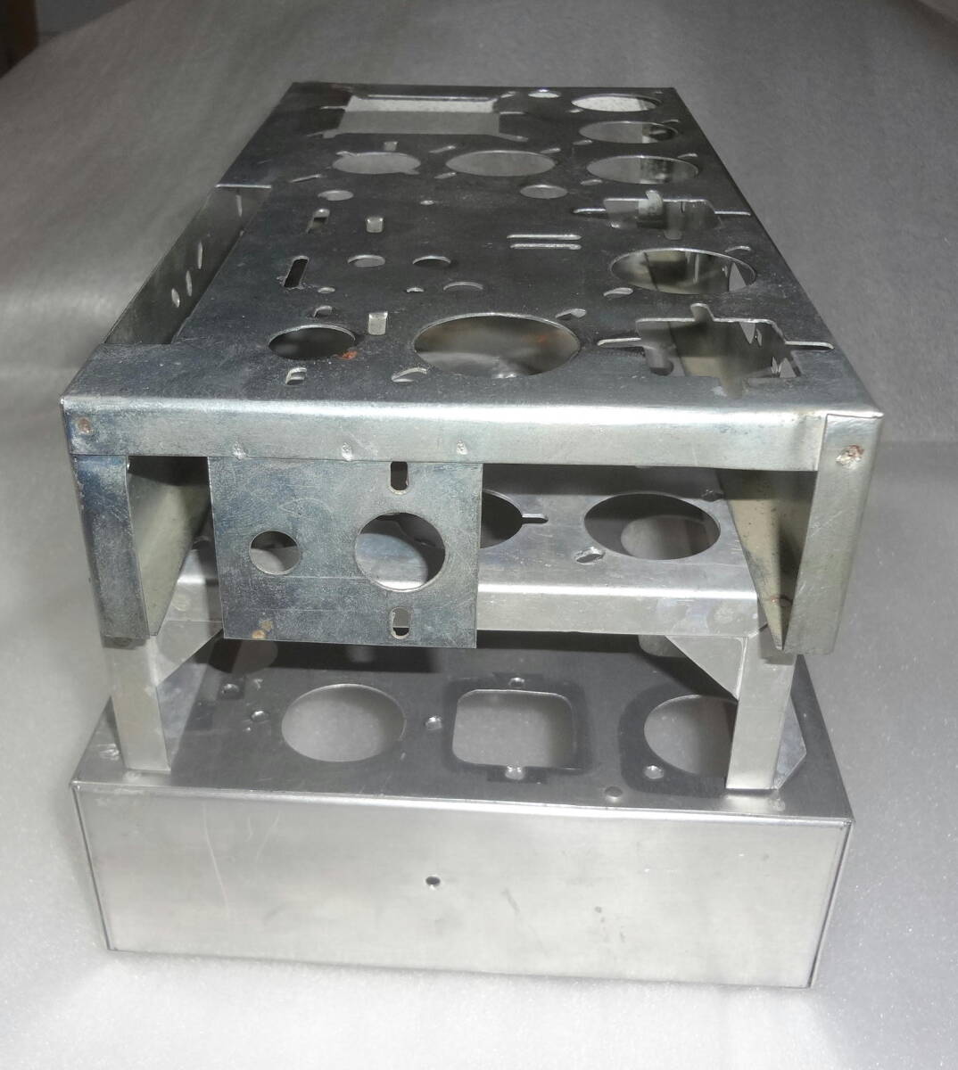  vacuum tube radio. chassis. ( aluminium 2 piece . iron made 1 piece. ) agency person . fee . buying trader is bid refusal. 