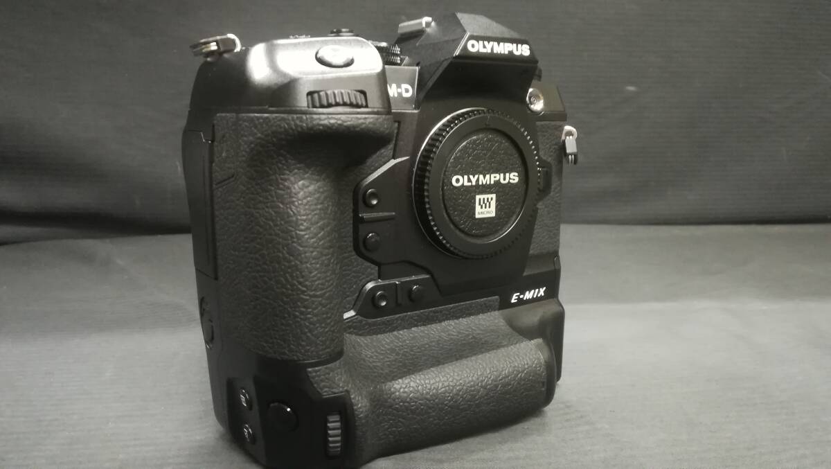 ◇【美品♪】OLYMPUS オリンパス OM-D E-M1X ボディ 2037万画素 ミラーレス 一眼 カメラ/動作品_画像3