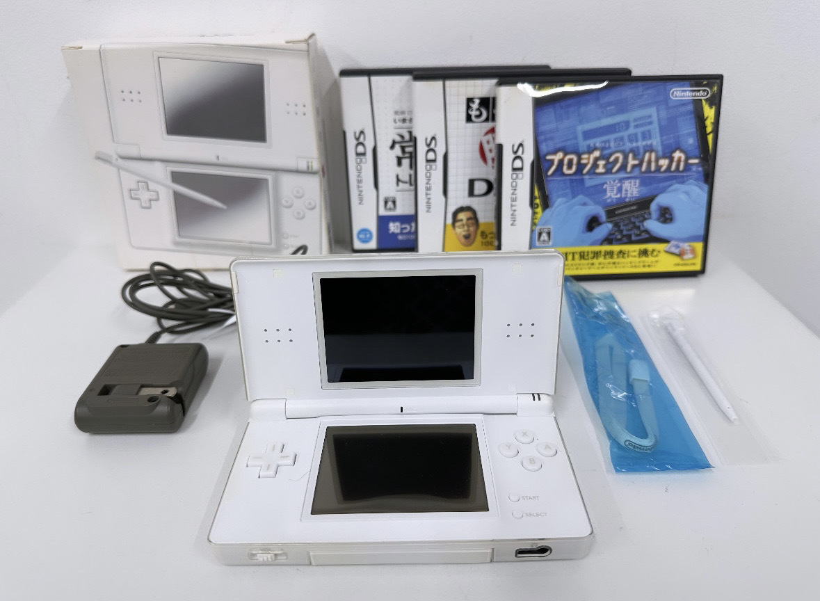 100円～◎NINTENDO ニンテンドー 任天堂 DS lite USG-001 クリスタルホワイト 本体＋ソフト3点セット DSソフト ACアダプター DSlite_画像1