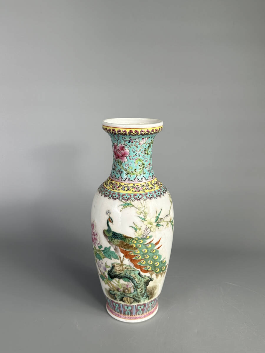 中国美術 景徳鎮製 粉彩孔雀花卉文花瓶 乾隆年製 款 時代物 の画像1