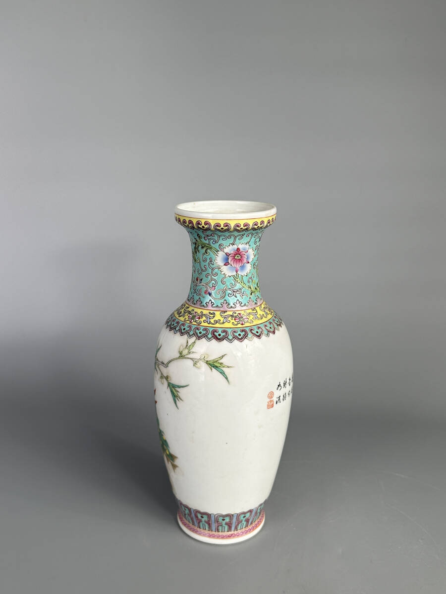 中国美術 景徳鎮製 粉彩孔雀花卉文花瓶 乾隆年製 款 時代物 の画像2