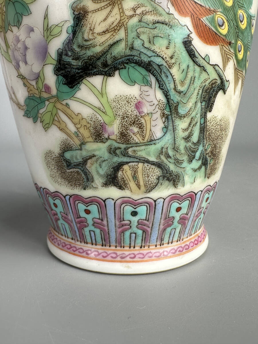 中国美術 景徳鎮製 粉彩孔雀花卉文花瓶 乾隆年製 款 時代物 の画像8