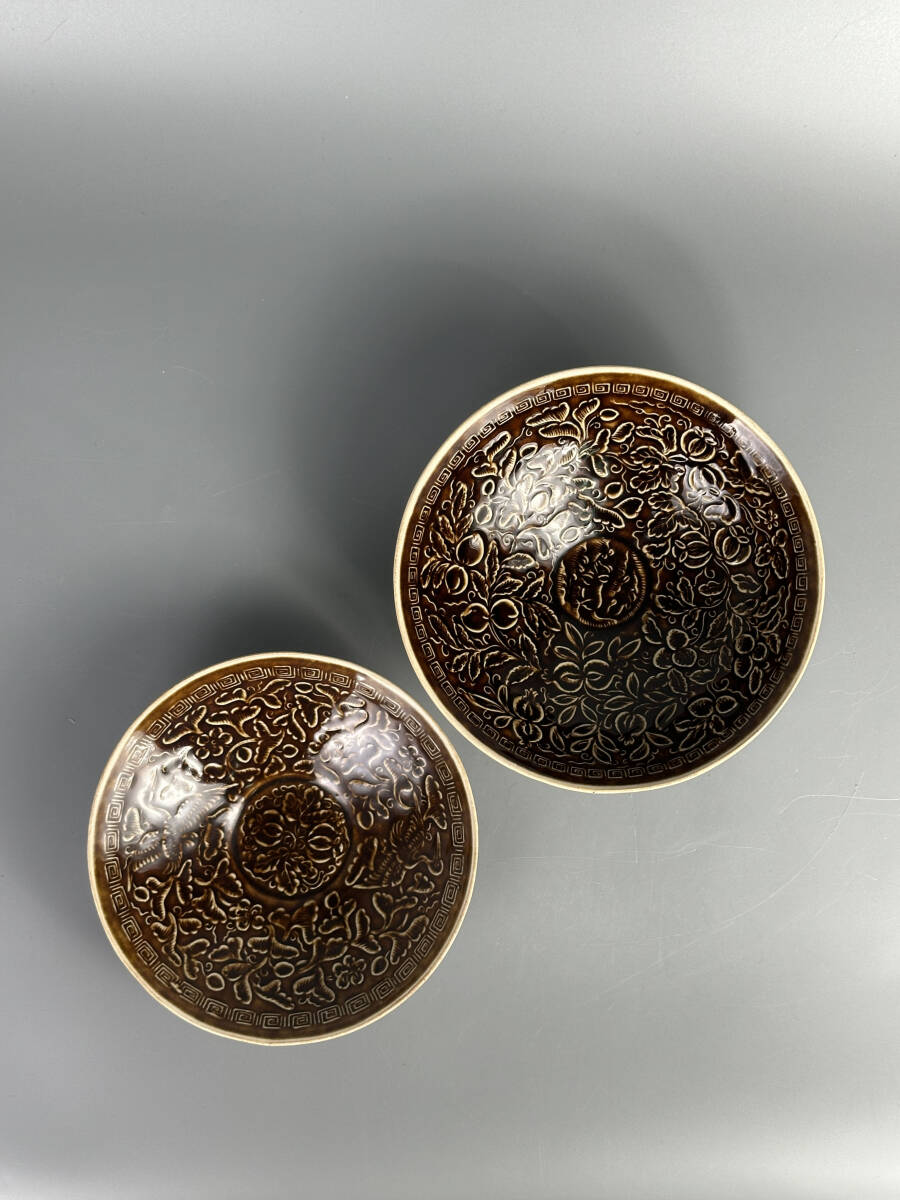 中国美術　宋時代　定窯堆刻花卉文醤釉皿　一対　唐物　古物　名品　コレクター放出