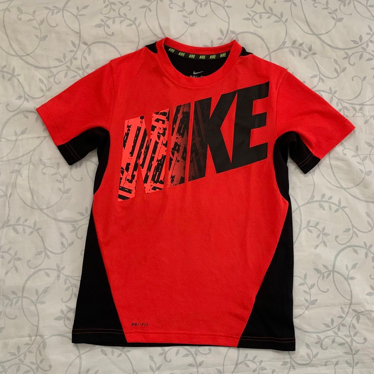 着用浅【超美品】coolでかっこいい！快適メッシュ《NIKE／ナイキ》Tシャツ　赤・黒　M（女性S〜M程度）迫力ロゴプリント