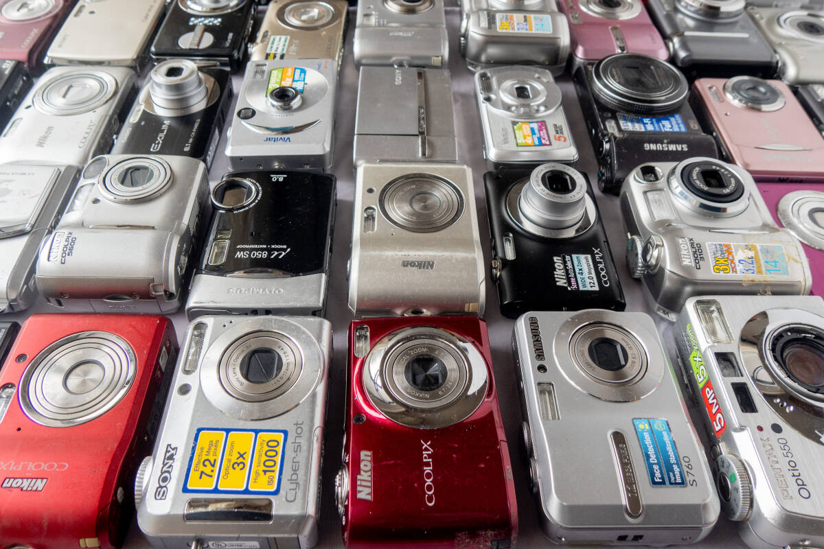 39 デジカメ ジャンク 80台 まとめ 纏め おまとめ 処分 未確認 大量 セット デジタルカメラ コンデジ 100台弱 SAMSUN SONY Nikon FUJIFILMの画像10